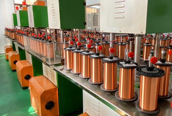 亮華電線(xiàn)：引領(lǐng)音頻革新，新型耳機(jī)線(xiàn)材的突破